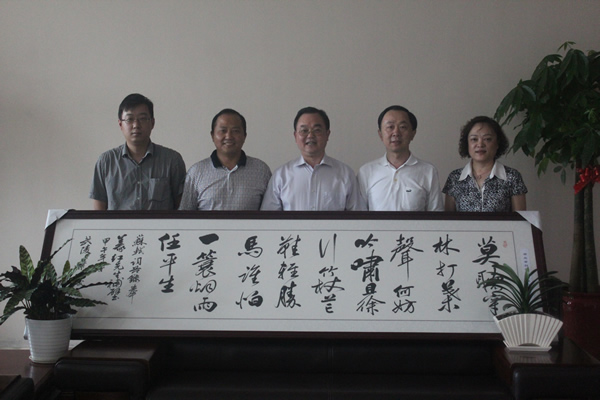 省侨联主席谢余卡来环亚币游国际光电考察